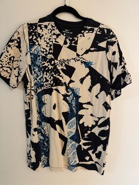 Nike Short-Sleeve Graphic Tee in Black, Cream & Blue